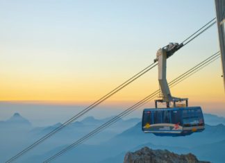 Die Tiroler Zugspitzbahn: Erstmals Vollmondfondue-Abende in 2.962 Metern Höhe