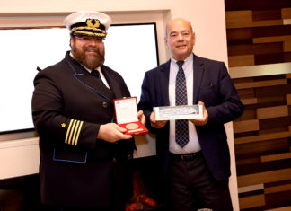 Marseille begrüßt das weltweit erste LNG-Kreuzfahrtschiff AIDAnova mit einer offiziellen Plakettenübergabe