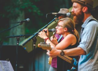 Lauschen im Blätterwald: Rockford in Illinois präsentiert im Sommer Live-Konzerte im Grünen