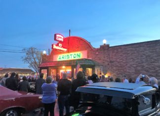 Update aus Illinois: Kultige Neonreklame an der Route 66 leuchtet wieder