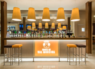 Im neuen Vila Galé Douro Vineyards nehmen Gäste an der Weinlese teil