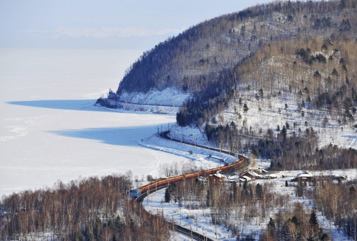 Zarengold-Sonderzug am winterlichen Baikalsee - copyright Georgiy Konyushkin