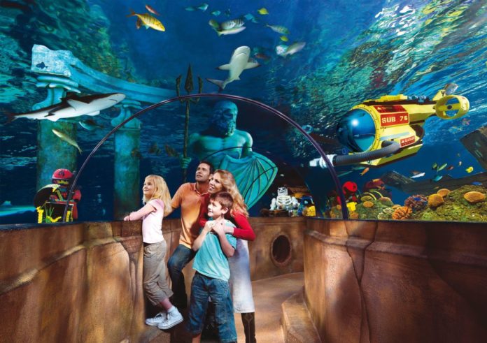 Der acht Meter langen Glastunnel im ATLANTIS by SEA LIFE bringt die Besucher im LEGOLAND Deutschland bis an die Nasenspitze an die Meeresbewohner heran.