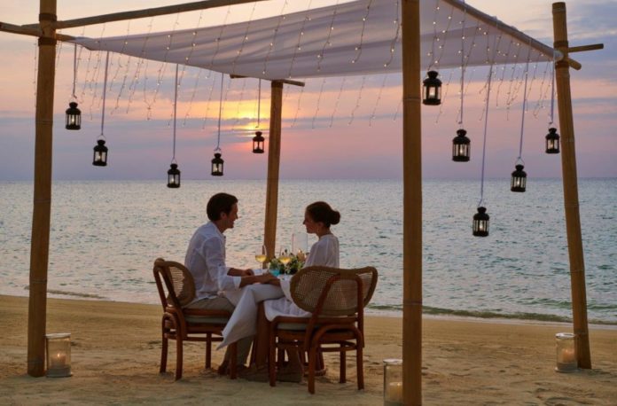 Romantisches Dinner am Strand des Fairmont Maldives Sirru Fen Fushi