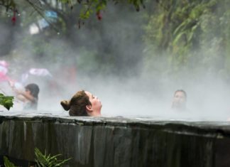 Heißes Bad mit Aussicht in Chiles Thermalquellen