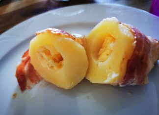Kartoffel mit Räucherkäse gefüllt im Speckmantel