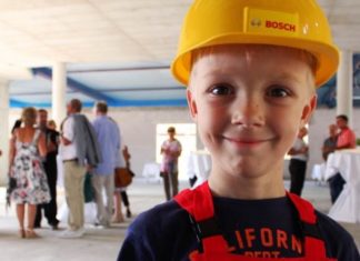Kinderbaustellenleiter legt Grundstein für neues Kinderhotel der SEETELHOTELS Usedom