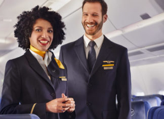 Flugbegleiter mit Service Management Profil (SMP) – erste Absolventen mit IHK-Abschluss bei Lufthansa