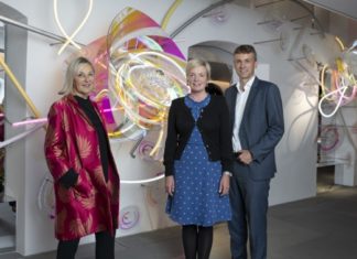 Einer der weltweit größten Swarovski Stores überrascht mit neuer Kunstinstallation