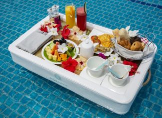 Floating Breakfast im Hideaway Beach Resort & Spa