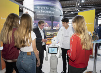 Großer Andrang zur Eröffnung der Berufsorientierungsmesse „Berufsfit“ am Flughafen München