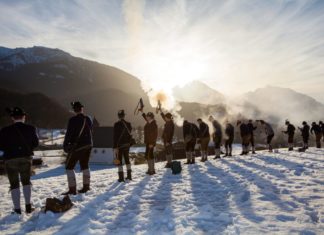Inselweihnacht, Krampusläufe und Weihnachts-Schießen-Besondere Weihnachtsmärkte und Winterbräuche in Oberbayern