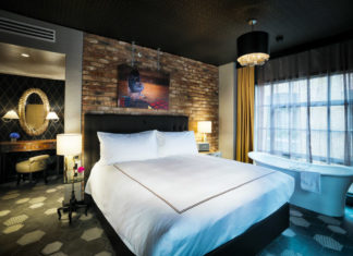 Das „Dog Pawty Package“ heißt vierbeinige Gäste im The Curtain willkommen