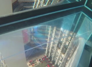 Glasboden: Crazy Hotelpool in Dubai!