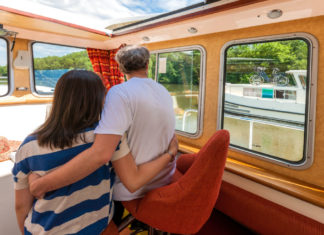 Romantik an Bord – Paare genießen Nähe und Zweisamkeit auf den Hausbooten von Locaboat Holidays