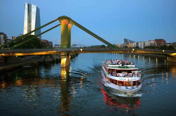 Ausflugsschiff auf dem Main