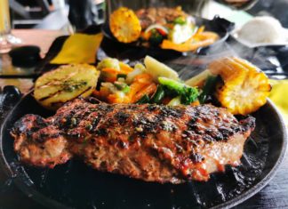 Hier brutzeln die Mega-Steaks unter dem Vulkan Arenal