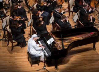 Uraufführung: 128 Musiker aus der ganzen Welt spielen gemeinsam eine Symphonie unter der Leitung des emiratischen Komponisten Ihab Darwish