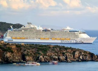 Die Wonder of the Seas in Philipsburg / St. Maarten
