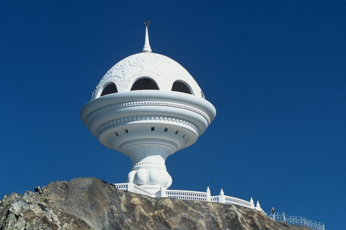 Frankincense pot in front of the Corniche in Muscat © Ministry of Heritage & Tourism Sultanate of Oman