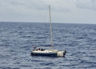 WORLD VOYAGER rettet vier Schiffbrüchige