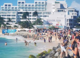 Karibik mal anders: Flugzeugspektakel am Maho Beach