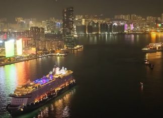 Deutsche Kreuzfahrtschiffe treffen sich in Hongkong