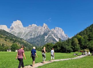 Reisereporterin erkundet die Region Trentino und besucht ein Mountain-Konzert