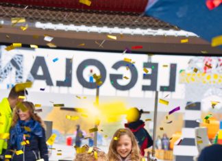 Zur richtigen Zeit am richtigen Ort: Der 30-millionste Gast betritt das LEGOLAND® Deutschland