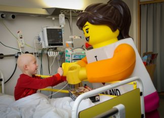 Kleine Patienten bekommen Besuch vom LEGOLAND Girl – Familienfreizeitpark setzt sich für den Internationalen Kinderkrebstag 2024 ein