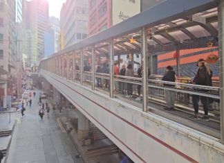 Auf der längsten Rolltreppe der Welt in Hongkong