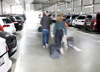 Reisetipp für den Sommerurlaub: Frühzeitig Parkplatz am Airport online vorausbuchen