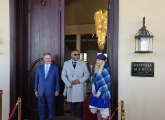 Botswanas Präsident eröffnet neue Luxuslodge Shaturia Manor