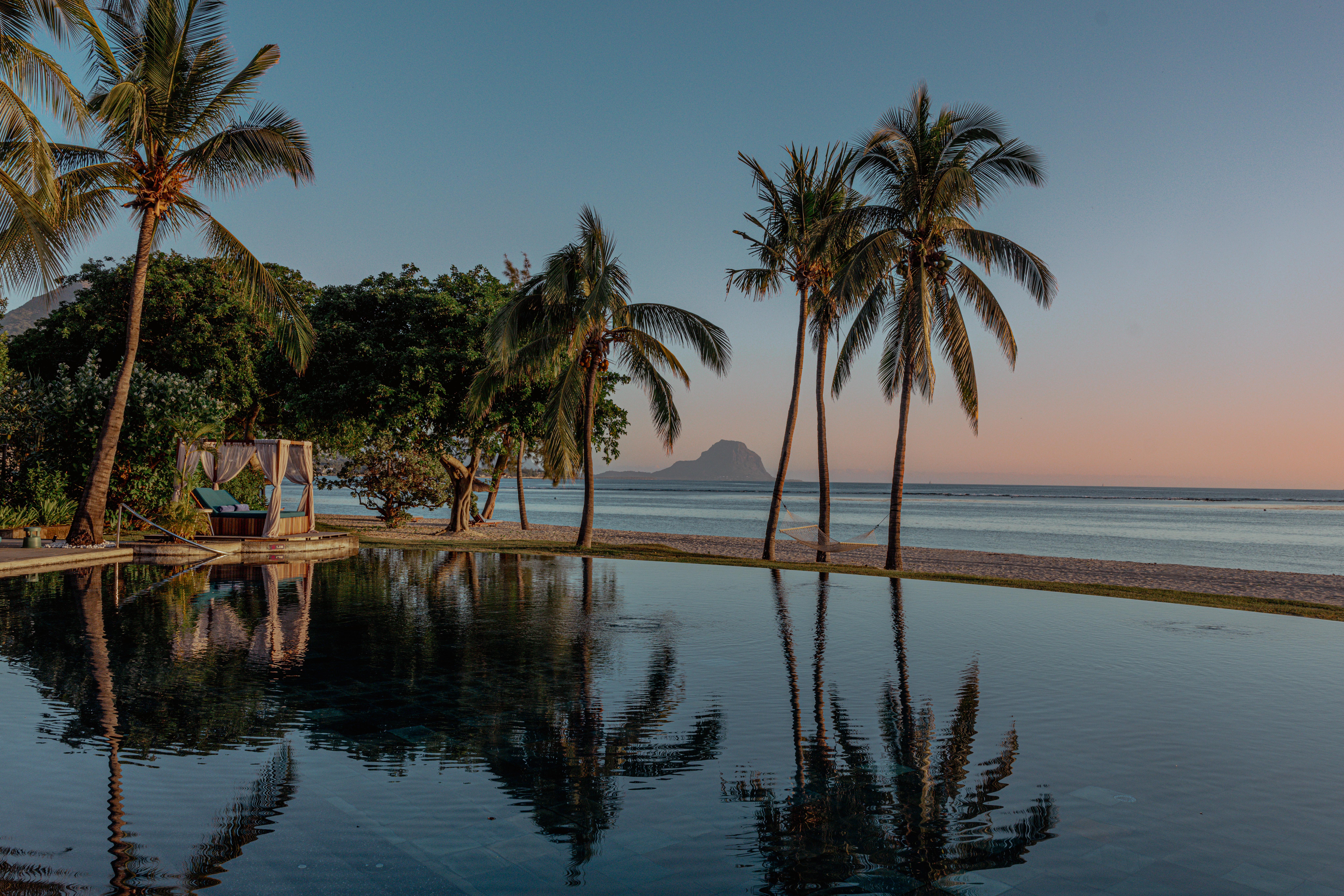 Infinity Pool bei Sonnenuntergand_Bilder von Anelia Janeva