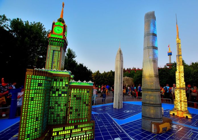 lld-miniland_high-five
